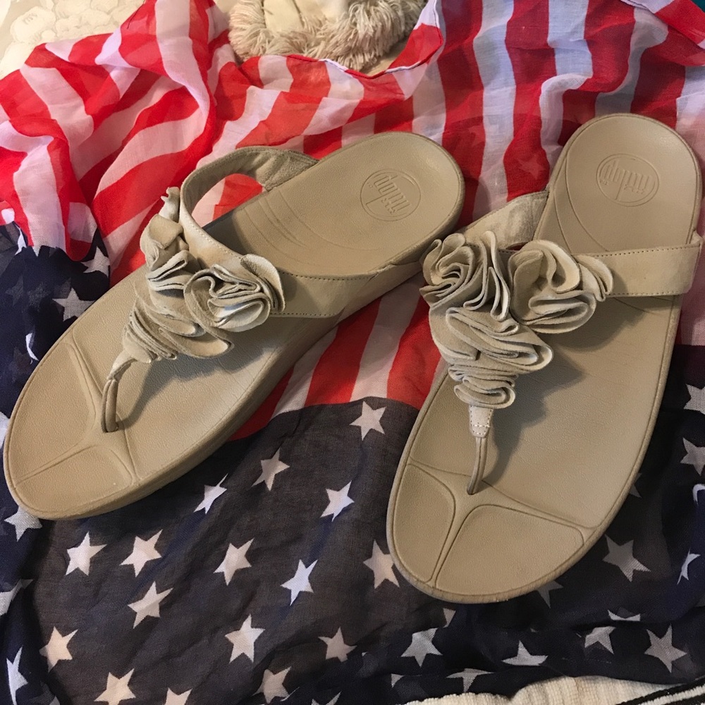Fantastic ruffled Size 11 Fit Flops!